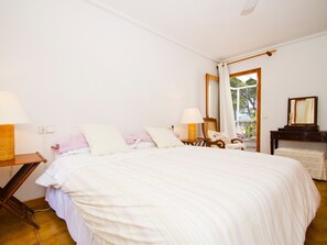 3 bedrooms, desk, soundproofing, iron/ironing board