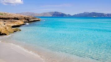 Plage, chaises longues, serviettes de plage