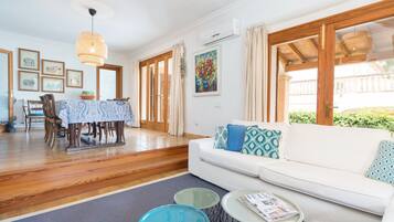 Fernseher, Kamin, DVD-Player, Bücher