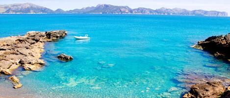 Plage, chaises longues, serviettes de plage