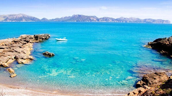 En la playa, camastros y toallas de playa 