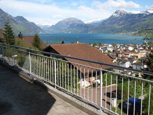 2 1/2 Zimmerwohnung mit Komfort und Aussicht!