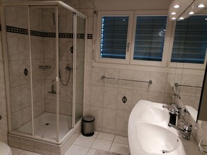 Bathtub, hair dryer, towels, soap - 2 1/2 room apartment with comfort and view! (Ennetbürgen)