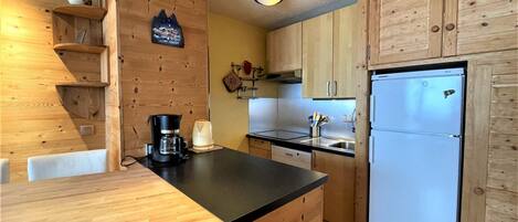 Jääkaappi, mikroaaltouuni, astianpesukone, kahvin-/teenkeitin