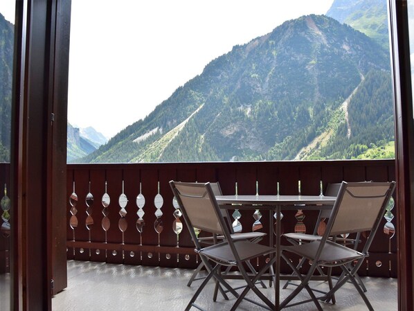 Outdoor dining - Family apartment with south balcony and parking in residential area (Pralognan-la-Vanoise)