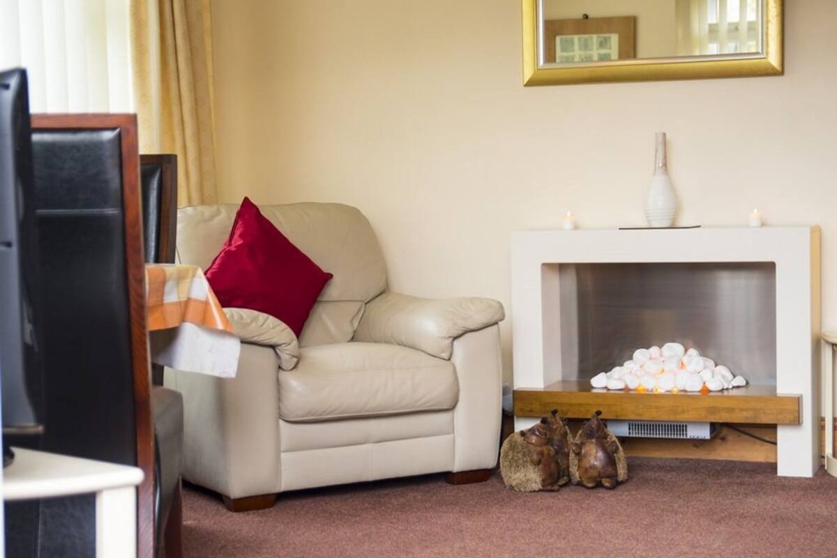 Premier Cottage, Private Bathroom (Walnut) | Living area | Table tennis