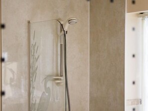 Bathroom - The Chestnuts Holiday Cottages (Skegness)