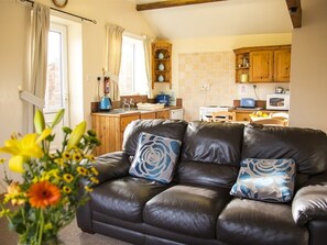 Premier-Ferienhaus, eigenes Bad (Beech) | Wohnbereich | Tischtennisplatte