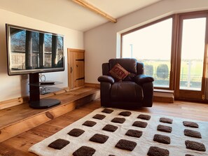 Luxury-Ferienhütte, eigenes Bad | Wohnbereich | Tischtennisplatte