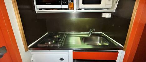 Fridge, microwave, oven, coffee/tea maker