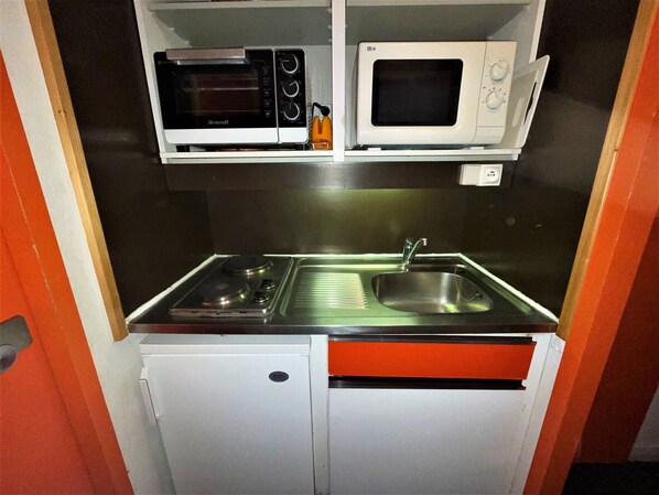 ثلاجة، ميكروويف، فرن، ماكينة لصنع القهوة/الشاي