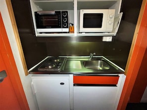 Een koelkast, een microgolfoven, een oven