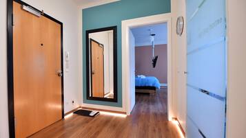 1 Schlafzimmer, Schreibtisch, schallisolierte Zimmer