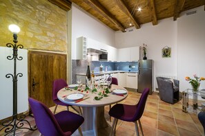 Dining - In the heart of Beynac, a rare14th century house (Beynac-et-Cazenac)