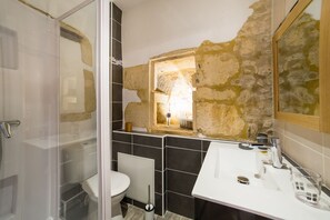 Ensemble baignoire-douche, séchoir à cheveux, serviettes fournies, savon