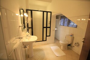 Blackout curtains, iron/ironing board, free WiFi, bed sheets - Singgah - Hostel (Kandy)