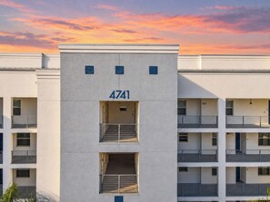 A multi-story building with the number 4741, featuring balconies and a flat facade. - Amazing stay/Waterpark/Near Disney (Kissimmee)