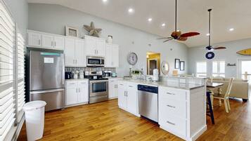 Een koelkast, een microgolfoven, een oven, een kookplaat