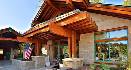 Tahoe Donner Loft avec de belles vues sur la montagne! Situé sur le domaine skiable alpin - Parfait pour la randonnée estivale! Parking gratuit et commodités HOA.