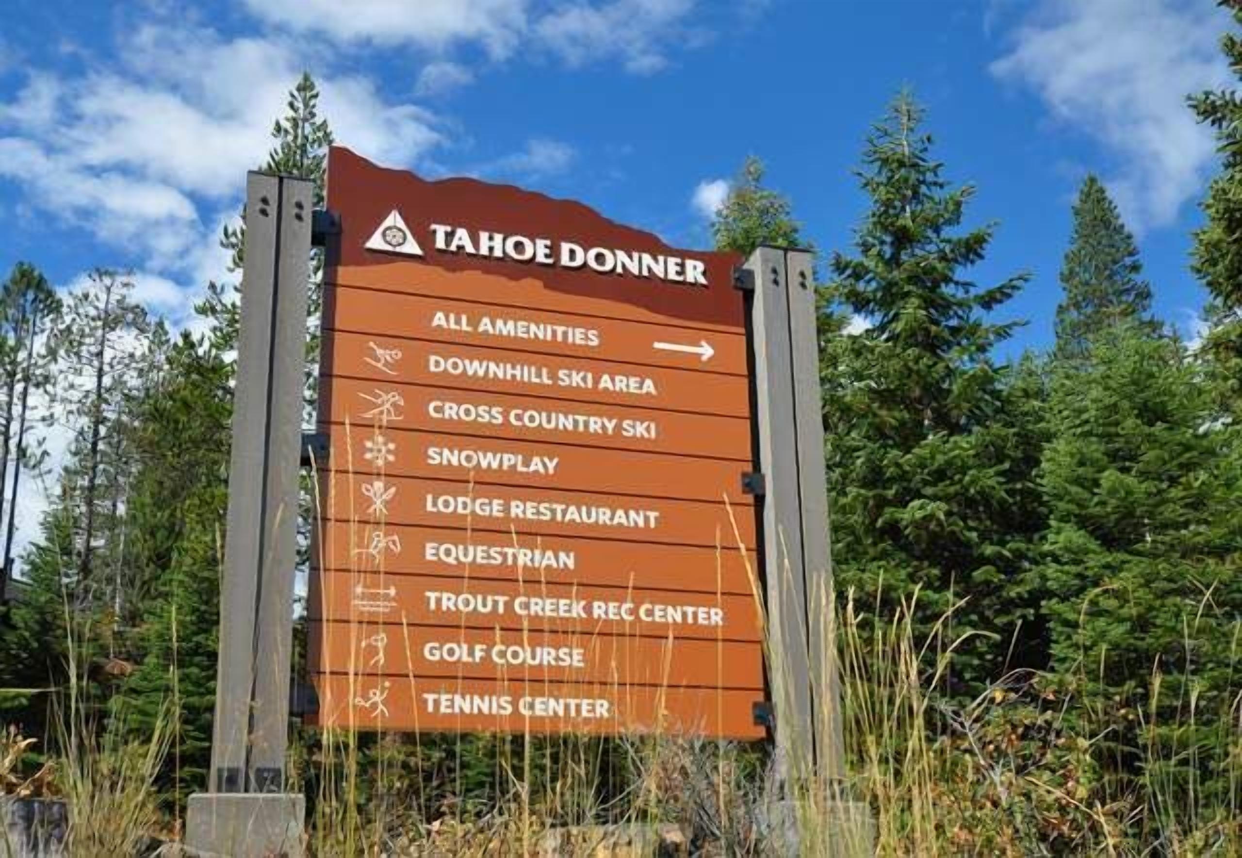 Skilt der viser faciliteterne i Tahoe Donner, heriblandt en restaurant, et langrendsområde og en golfbane.