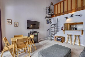 Fernseher, Kamin, DVD-Player, Videothek