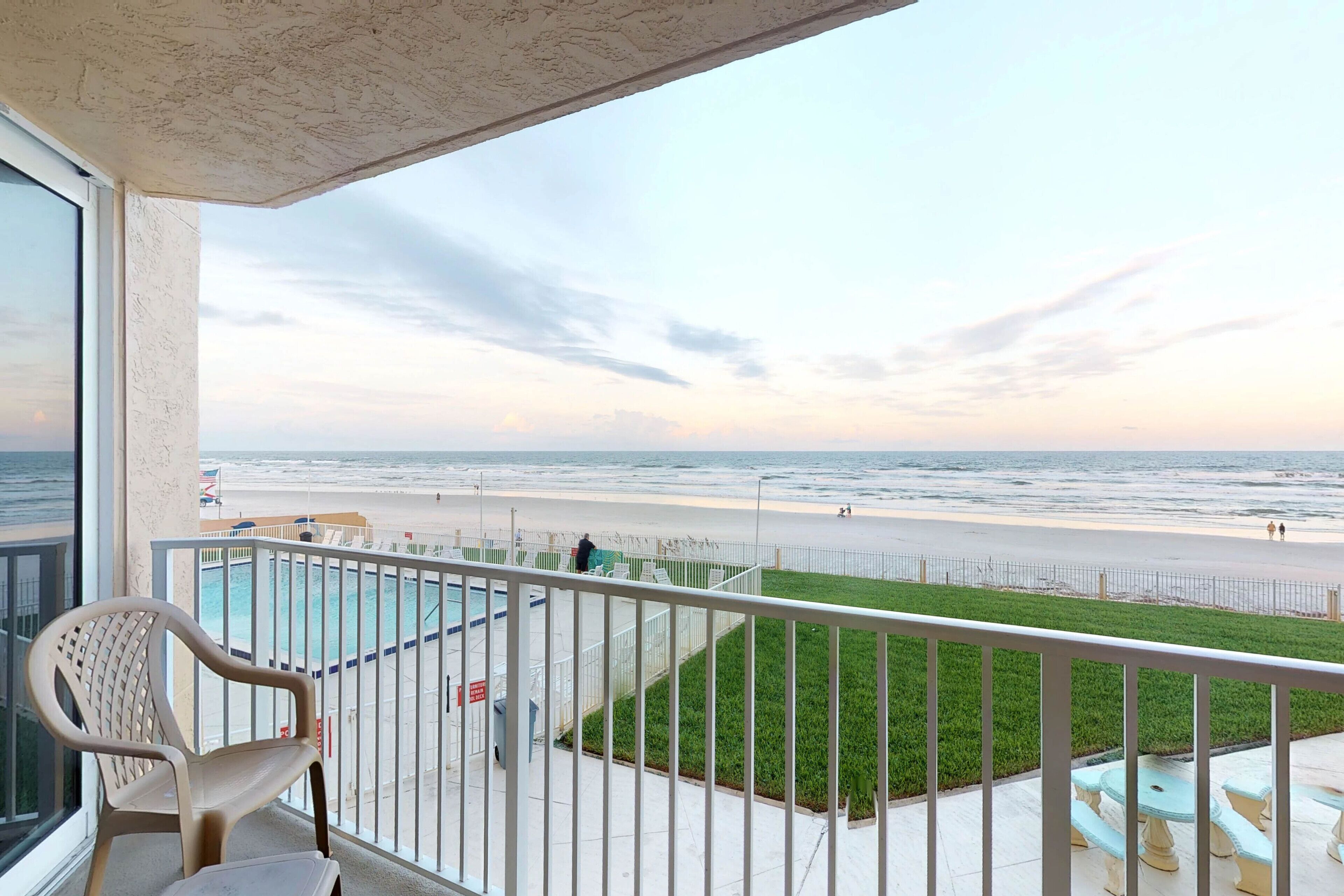 Waterfront condo with ocean view - walk to the beach & shopping