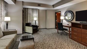 Skrivebord, strykejern/-brett og barnesenger (inkludert)