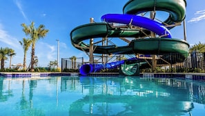 Una piscina con estructura de tobogán de agua.