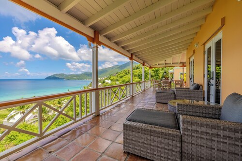 Außergewöhnliches Design, geräumige, überdachte Terrassen, tolle Aussicht in Long Bay Estate