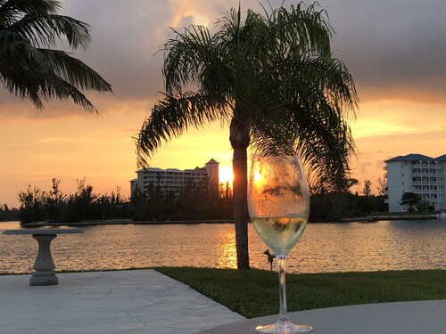 Luxurios bayview condo at Taino Beach I