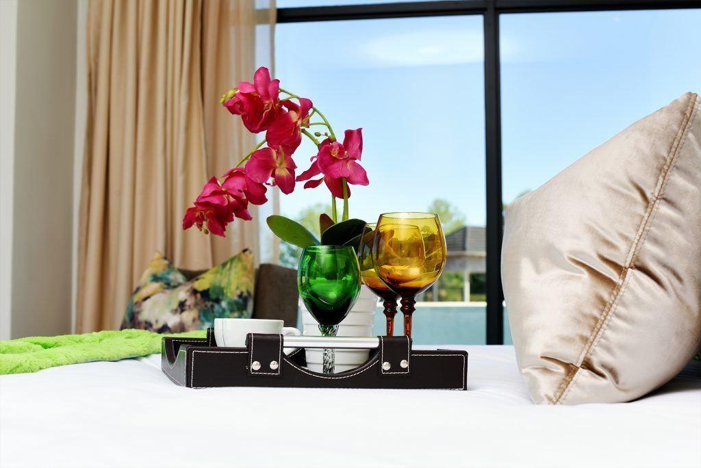 Zimmersafe, Schreibtisch, Verdunkelungsvorhänge, Bügeleisen/Bügelbrett