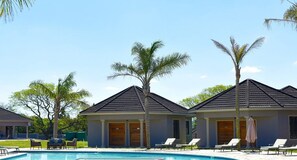Outdoor pool, pool umbrellas, sun loungers - Aloe Lifestyle Hotel (Eshowe)