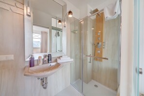 Komfortbadewanne, kostenlose Toilettenartikel, Haartrockner, HandtĂŒcher