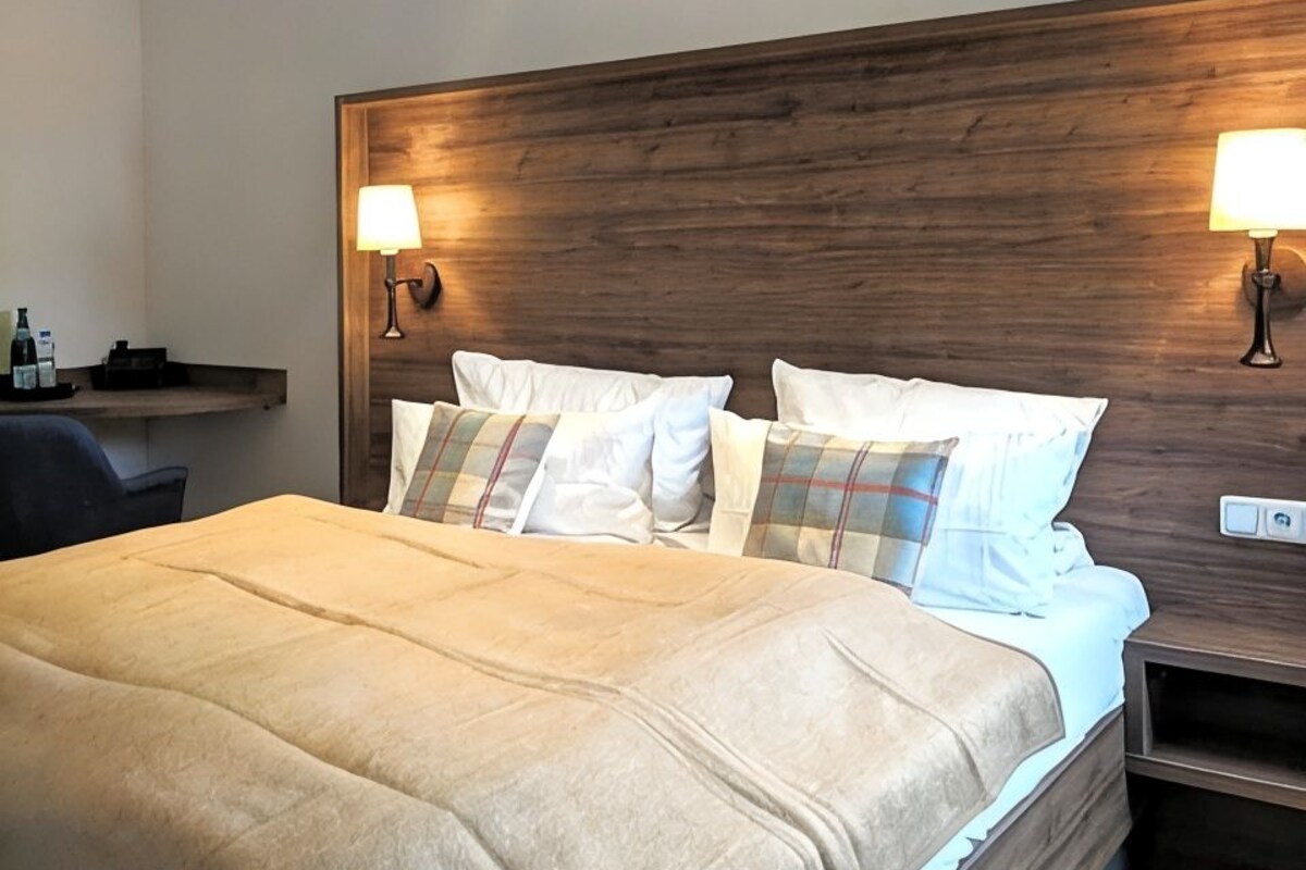 WiFi (free), bed sheets
