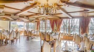 Bữa sáng buffet hàng ngày (10 EUR/mỗi người)