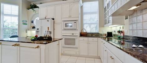 ثلاجة، ميكروويف، فرن، موقد طهي مسطح