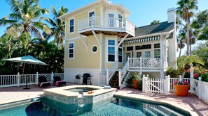 Beheizter Pool, Liegestühle