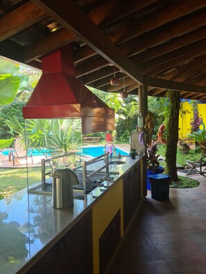 Terrace/patio - Wonderful house with 5 suites in Barra do Sahy (Praia Barra do Sahy)