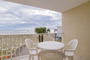 Outdoor dining - BEACH FRONT - Summer Getaway (Gulf Shores)