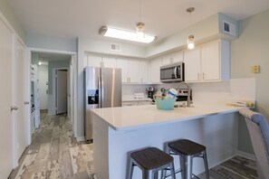 Kylskåp, mikrovågsugn, ugn och spishäll