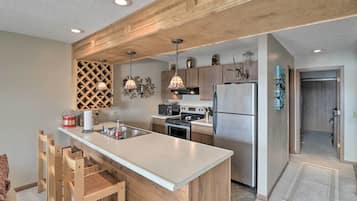 Fridge, microwave, stovetop, dishwasher