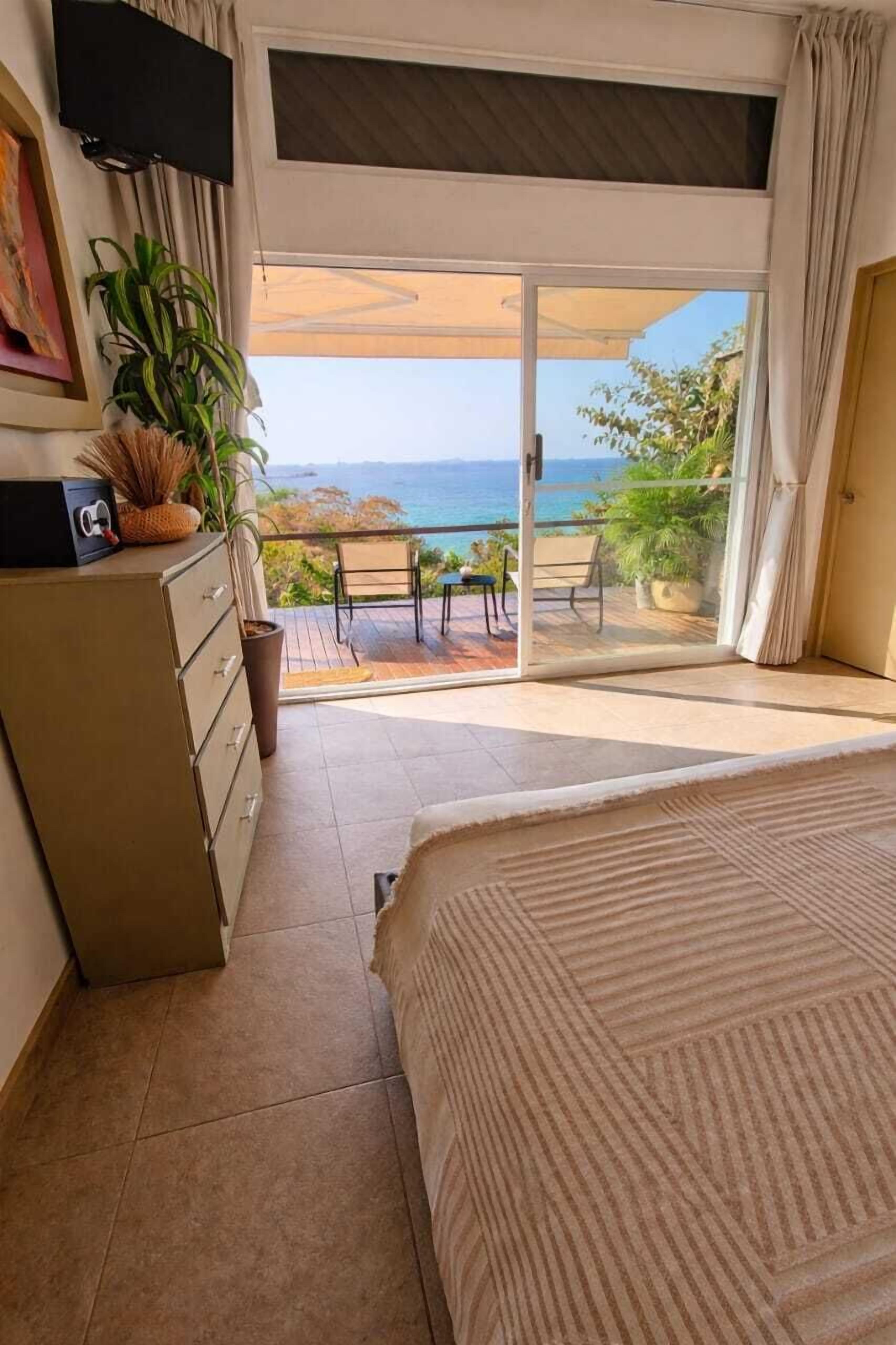 Egyptian cotton sheets, premium bedding, in-room safe