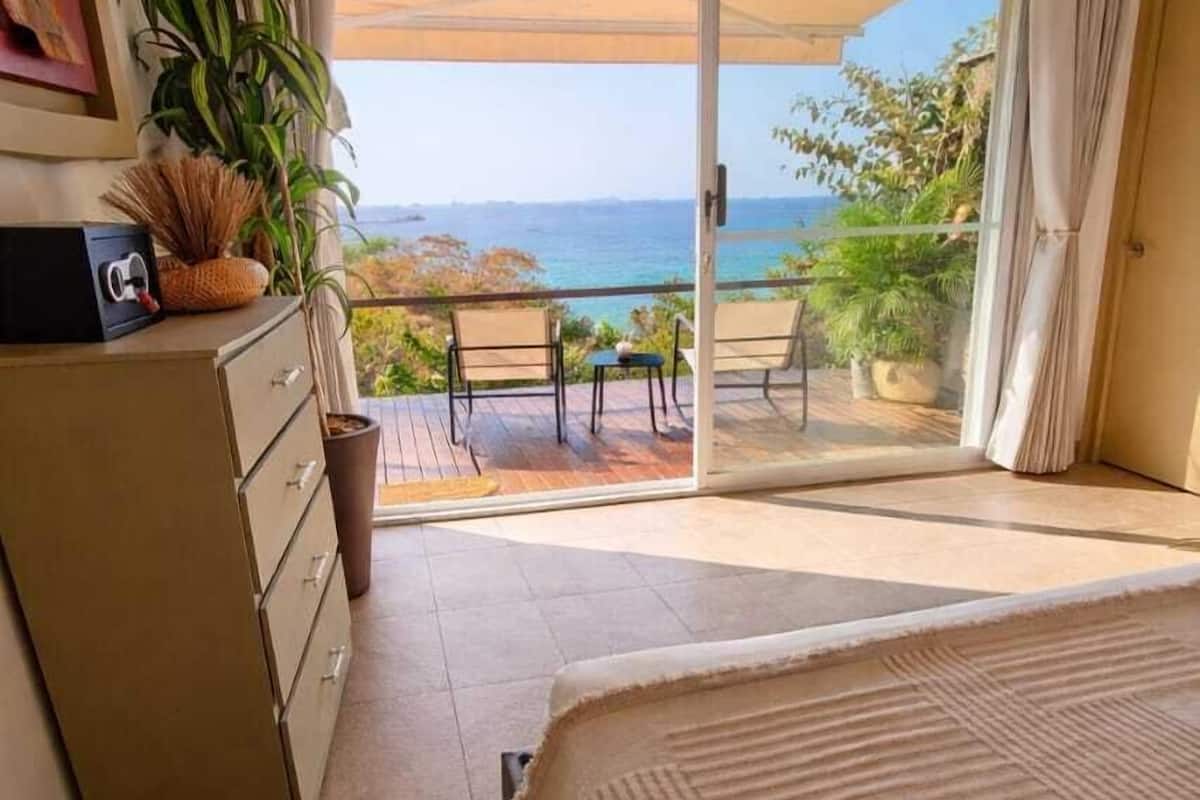 Egyptian cotton sheets, premium bedding, in-room safe