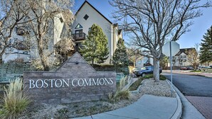 Opastekyltti, jossa lukee ”BOSTON COMMONS”, ja sen edessä kivimuuri sekä kolmiomainen kivirakennelma.