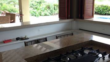 Geladeira, micro-ondas, fogão, cooktop