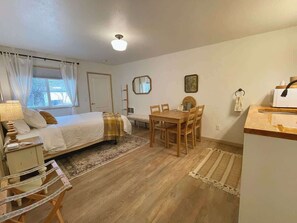 2 bedrooms, WiFi, bed sheets - #1 ❋Couple’s Getaway near Lake Crescent & ONP❋ (Port Angeles)