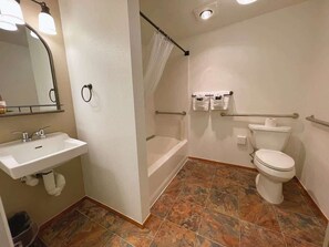 Ensemble douche/baignoire, sèche-cheveux