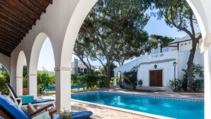 A poolside area with lounge chairs and a swimming pool. - Ross Orange Apartment, Pool, Wifi (Faro)