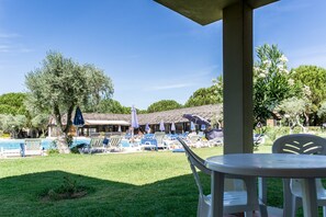 Outdoor dining - Minuet Apartment, Pool (Portimão)