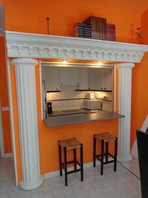 Kühlschrank, Mikrowelle, Ofen, Herdplatte